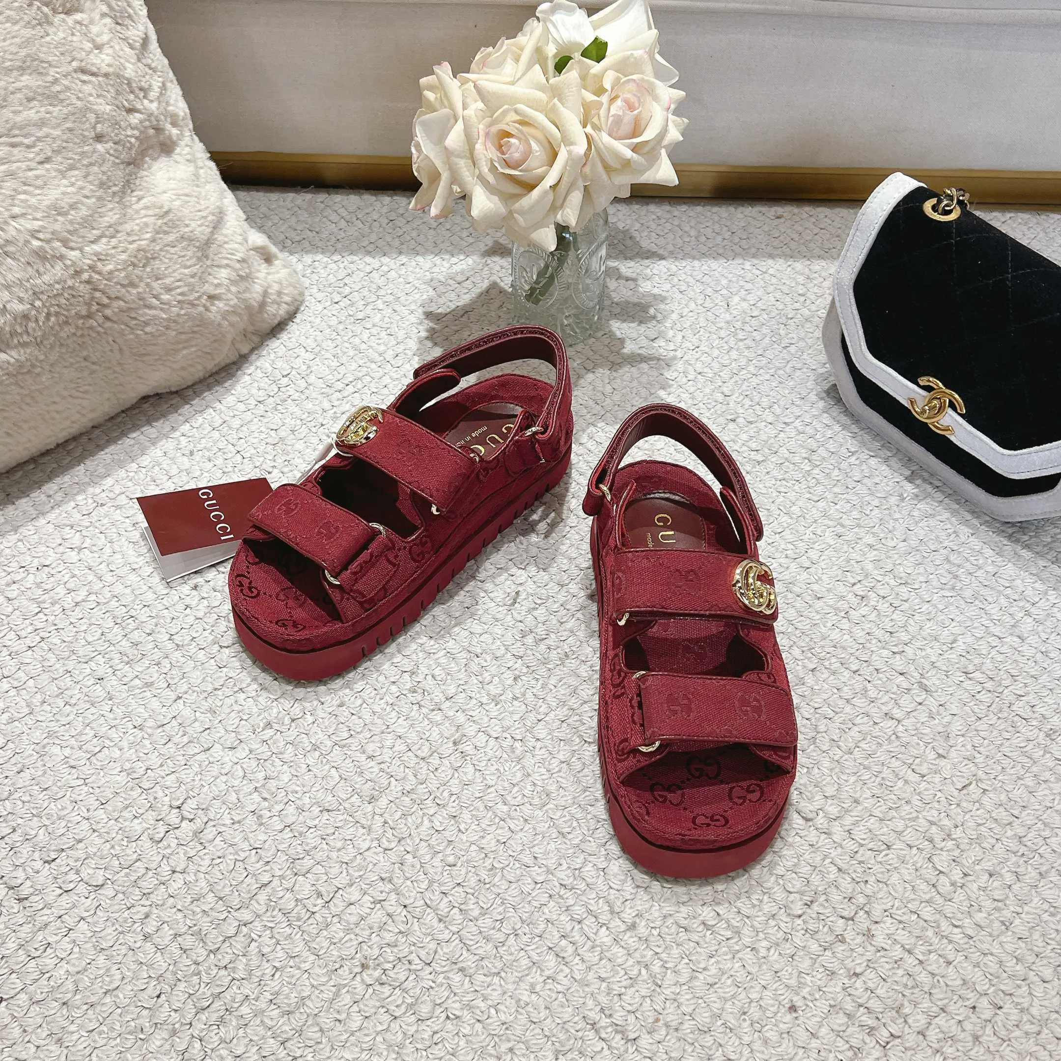 👟👟Ex-factory price 500👟👟Gucci’s modern design aesthetic explores the path of unique craftsmanship, cleverly integrating the brand’s classic elements with its beloved brand logo. The sandal is embellished with the beloved Double G hardware, adding a touch of understated branding to the design, complementing the versatility of the Velcro straps. Outsole: Wear-resistant and easy-to-bend sawtooth rubber foam sole! Ultra-light sole. Natural PU heightening insole. Size: Female 35-41#